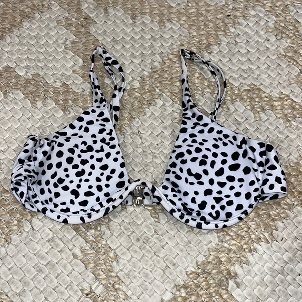Cute poka dot bikini top, very flattering